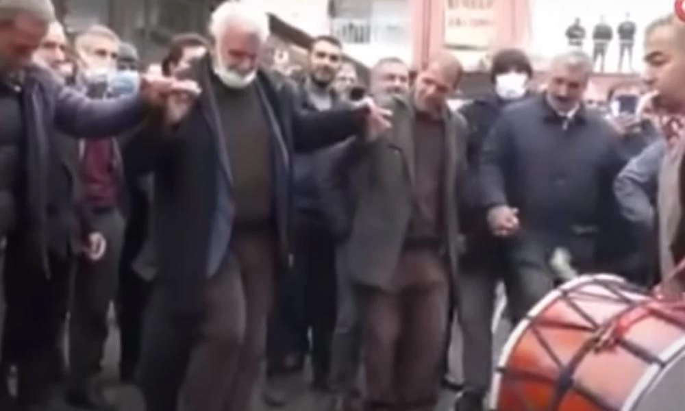 Τουρκία: Αυτά είναι τα αποτελέσματα της πείνας - Πολίτες στους δρόμους με νταούλια, φιλώντας εικόνες του Ερντογάν